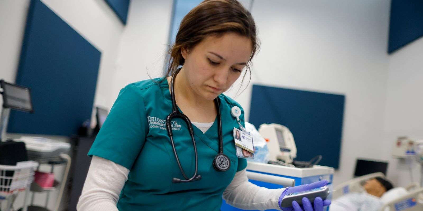 ADN student in simulation lab