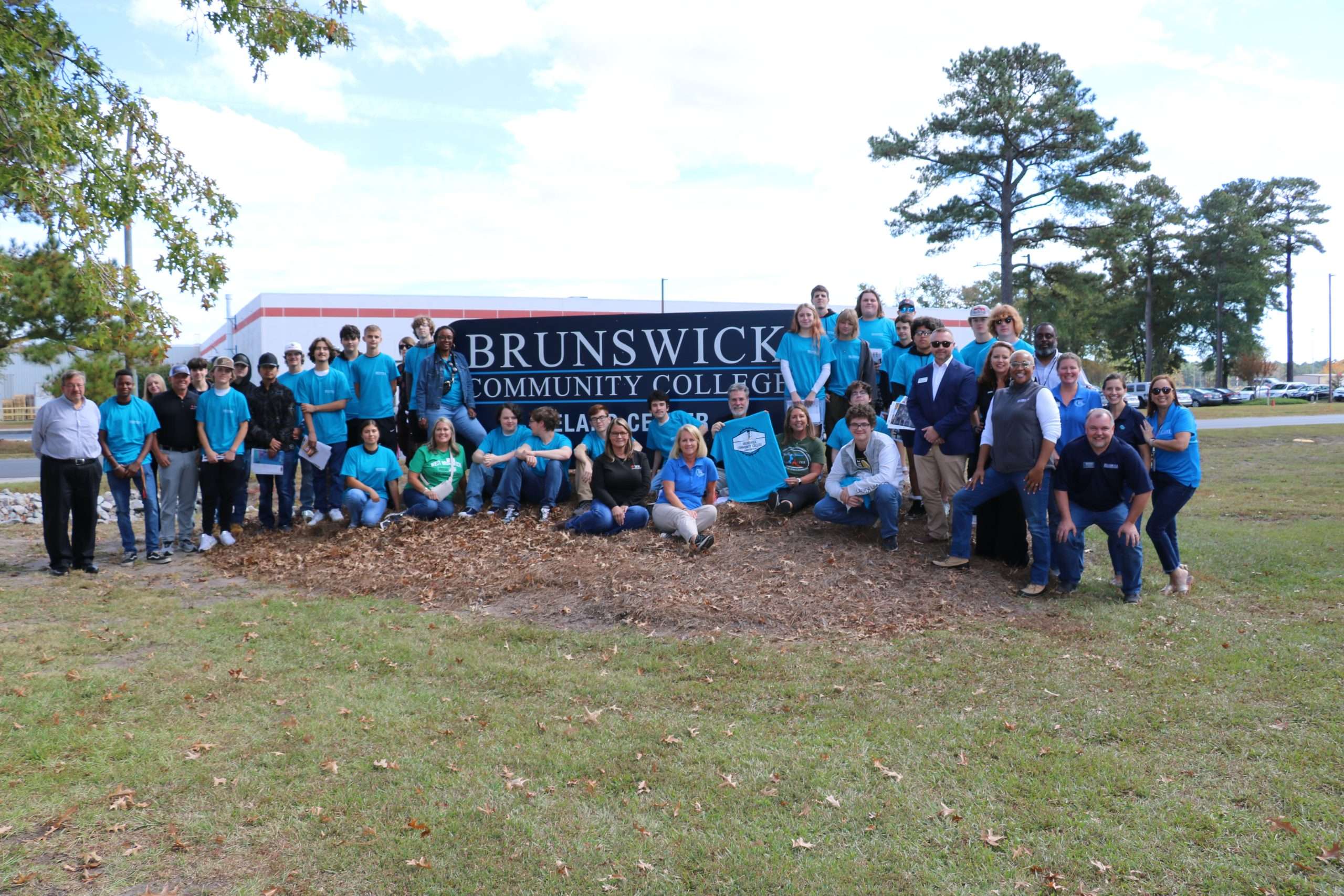 group photo of manufacturind day participants